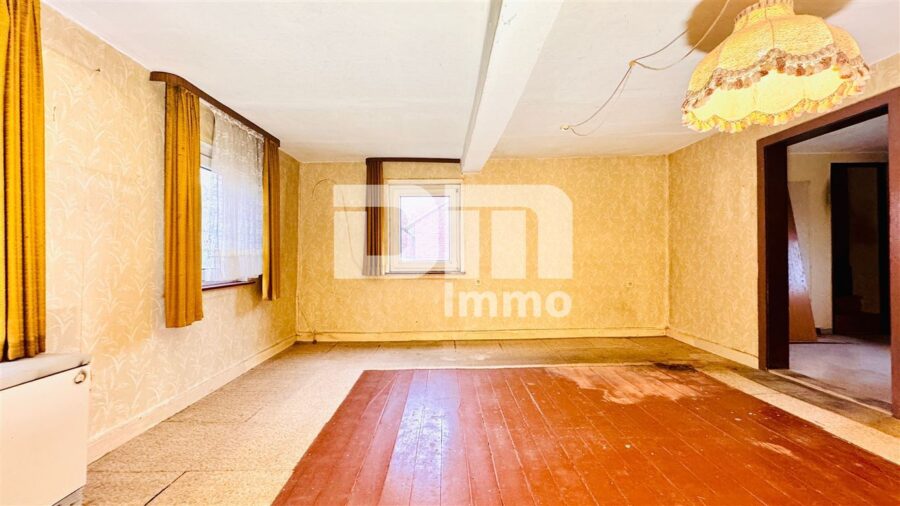 Sanierungsbedürftiges Einfamilienhaus + Doppelgarage mit viel Potenzial - OG Schlafzimmer / Wohnzimmer